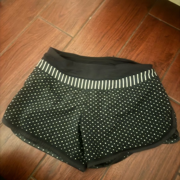 Size 2 lululemon shorts - Picture 1 of 2